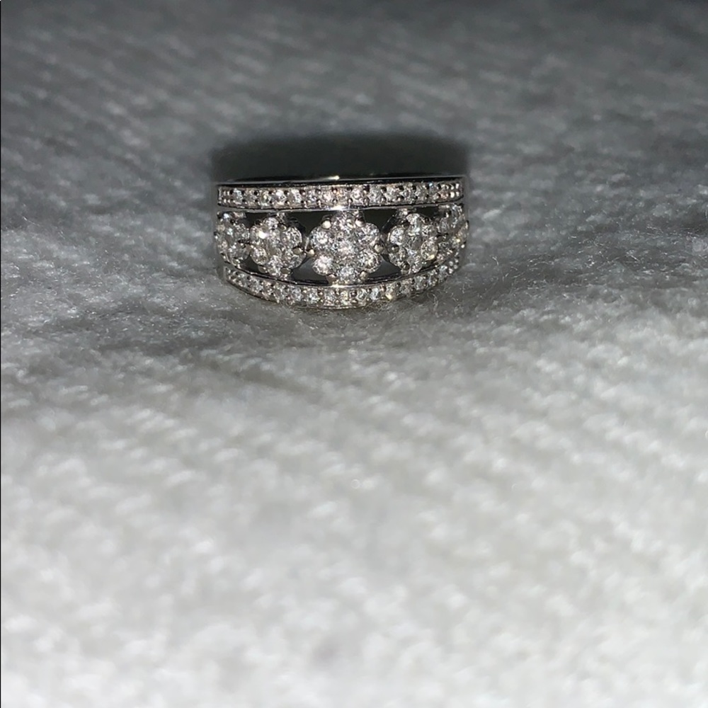 Tiered/Floral Diamond Ring 💟